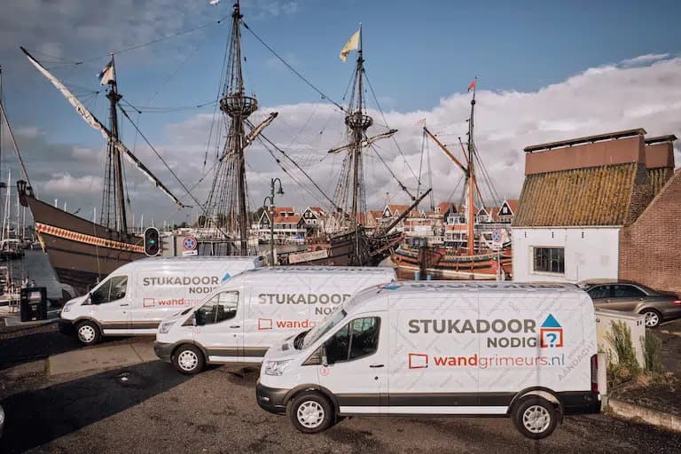 De bussen van Wandgrimeurs.nl in de haven van Volendam